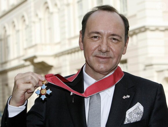 Kevin Spacey récompensé par le prince Charles dans sa demeure du Clarence House à Londres le 3 novembre 2010