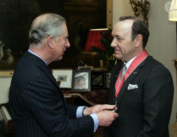 Kevin Spacey récompensé par le prince Charles dans sa demeure du Clarence House à Londres le 3 novembre 2010
