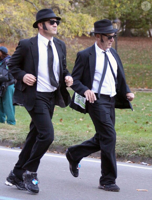 Des coureurs qui ne manquent pas d'humour durant le marathon de New York à Central Park le 7 novembre 2010
