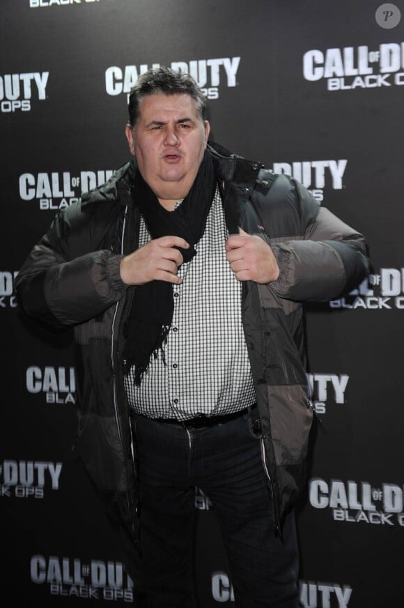 Pierre Ménès, dans l'enceinte du Gaumont Marignan, sur les Champs-Elysées, à Paris, pour le lancement du jeu vidéo "Call of Dutty : Blacks Ops", le 8 novembre 2010.