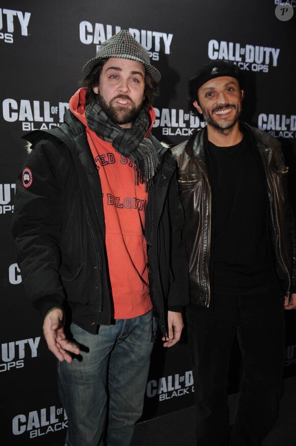 Arthur Jugnot et Olivier Sitruk, dans l'enceinte du Gaumont Marignan, sur les Champs-Elysées, à Paris, pour le lancement du jeu vidéo "Call of Dutty : Blacks Ops", le 8 novembre 2010.
