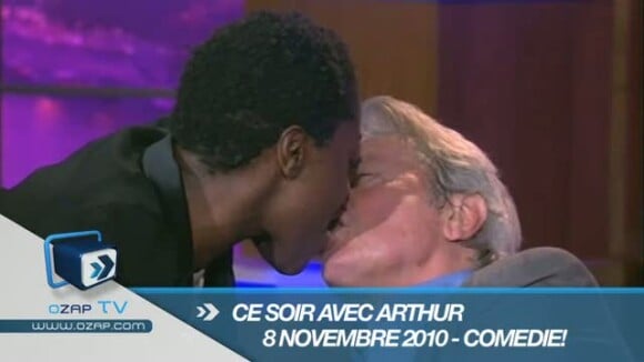 Alain Delon : Regardez-le embrasser avec fougue une humoriste !
