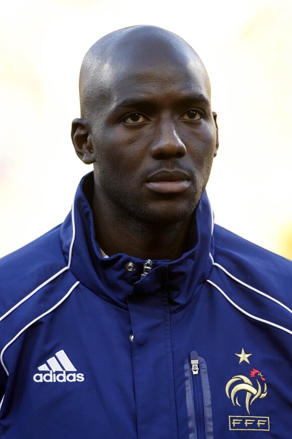 Alou Diarra, nouveau capitaine des Bleus, s'inscrit en faux de Patrice Evra, ancien porteur du brassard : il a parlé "trop vite" en promettant que les joueurs renonceraient à leurs primes pour la Coupe du Monde 2010.