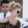Britney Spears s'offre une séance de shopping à Los Angeles, mardi 9 novembre, entourée de son garde du corps.