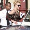 Britney Spears s'offre une séance de shopping à Los Angeles, mardi 9 novembre, entourée de son garde du corps.