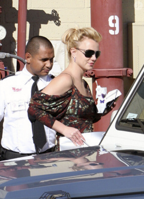 Britney Spears s'offre une séance de shopping à Los Angeles, mardi 9 novembre, entourée de son garde du corps.