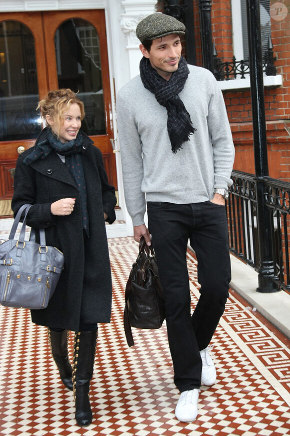 Kylie Minogue et Andres Velencoso à Londres en janvier 2010