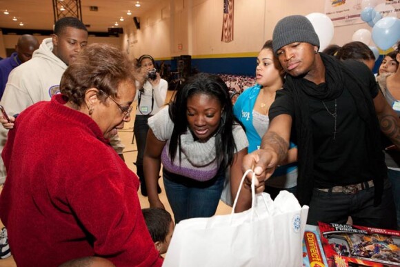 Ne-Yo en décembre 2009 participe à la remise des cadeaux de noël pour les enfants défavorisés de sa fondation à Las Vegas