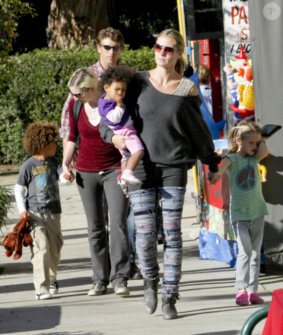 Heidi Klum et ses enfants vont acheter des jouets (13 novembre 2010 à Brentwood)