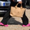Roselyne Bachelot porte des Crocs rose après avoir perdu un pari, en 2008