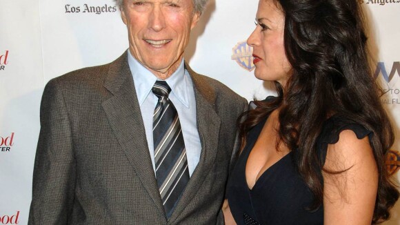 Clint Eastwood honoré devant les belles Tia Carrere et Olivia Williams !