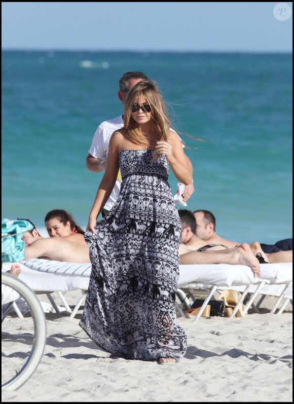 Carmen Electra à la plage de Miami avec son chéri Rob Patterson, le 12 novembre 2010