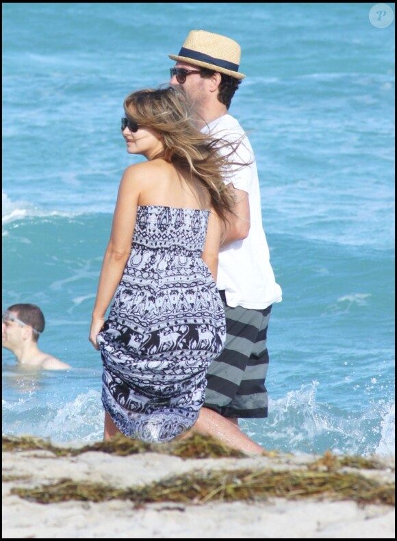 Carmen Electra à la plage de Miami avec son chéri Rob Patterson, le 12 novembre 2010