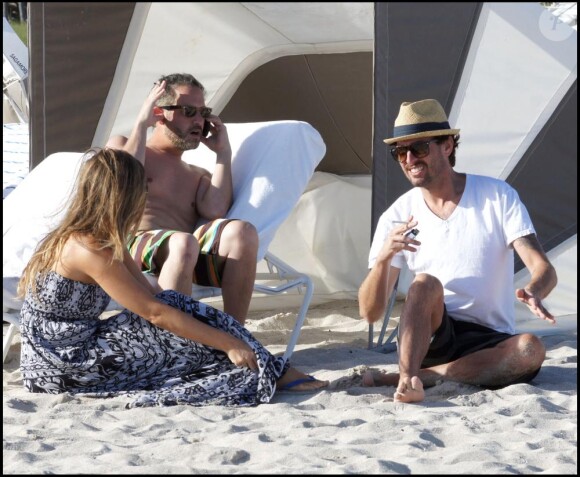 Carmen Electra à la plage de Miami avec son chéri Rob Patterson, le 12 novembre 2010