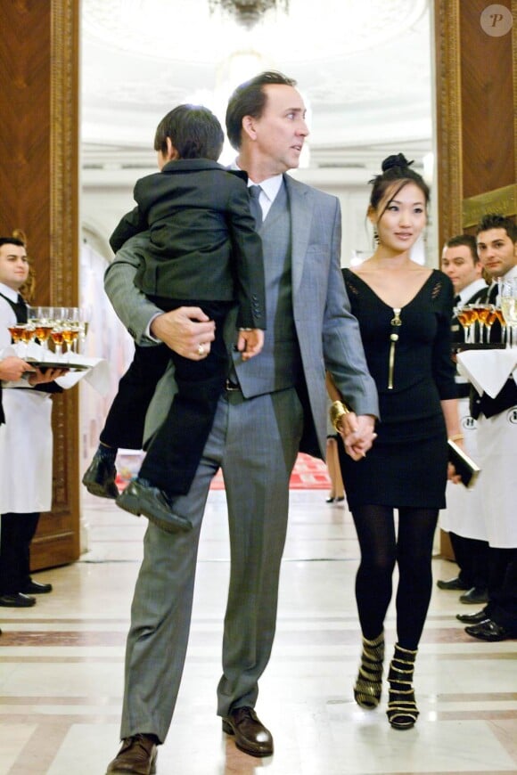 Nicolas Cage avec sa femme Alice Kim et son fils Kal-El, lors d'une soirée d'Halloween organisée au Palais du Parlement, à Bucarest, en Roumanie, le 31 octobre 2010.