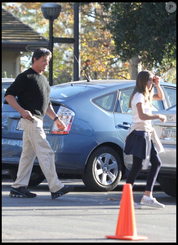 Sylvester Stallone va chercher ses filles à l'école, à Los Angeles, le 17 novembre 2010