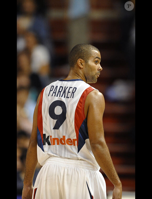 Tony Parker avec l'équipe de France de basket en septembre 2008