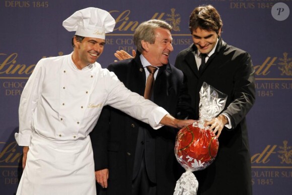 Roger Federer illumine une chocolaterie Lindt, marque dont il est l'ambassadeur, à l'occasion des fêtes de fin d'année, le mercredi 17 novembre 2010, à Zurich (Suisse).