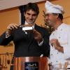 Roger Federer illumine une chocolaterie Lindt, marque dont il est l'ambassadeur, à l'occasion des fêtes de fin d'année, le mercredi 17 novembre 2010, à Zurich (Suisse).
