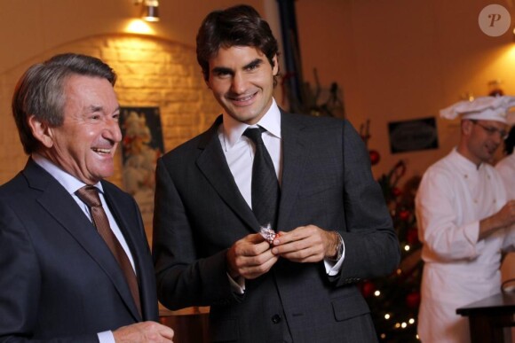 Roger Federer illumine une chocolaterie Lindt, marque dont il est l'ambassadeur, à l'occasion des fêtes de fin d'année, le mercredi 17 novembre 2010, à Zurich (Suisse).