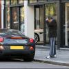 Hugh Grant rapporte sa Ferrari chez le concessionnaire, s'agace et repart à pieds ! Le 16/11/2010