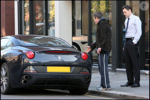 Hugh Grant rapporte sa Ferrari chez le concessionnaire, s'agace et repart à pieds ! Le 16/11/2010