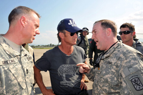 Sean Penn en pleine action sur l'île de Haïti, au côté de l'armée en février 2010