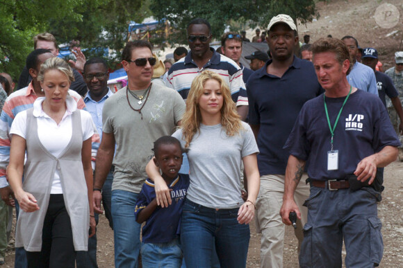 Sean Penn et Shakira en pleine action sur l'île de Haïti, ici dans le camp de Piétonville en avril 2010