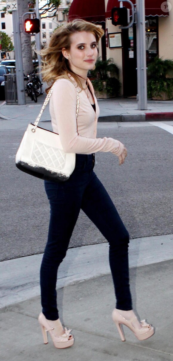 Depuis que Emma Roberts a découvert la maison Chanel, elle ne quitte plus les sacs divin de la marque ! Un accessoire qui booste sa tenue. Bravo pour le jean taille haute qui allonge ses jambes.