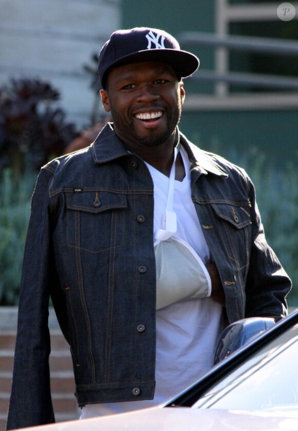 50 Centsort d'un studio où il a tourné son clip Down on me, le 10 novembre 2010 à Los Angeles