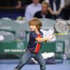 Michaël Llodra fête sa victoire contre Nikolai Davydenko en quart de finale du tournoi Paris-Bercy, en compagnie de son fils Téo, 3 ans, le 12novembre 2010
