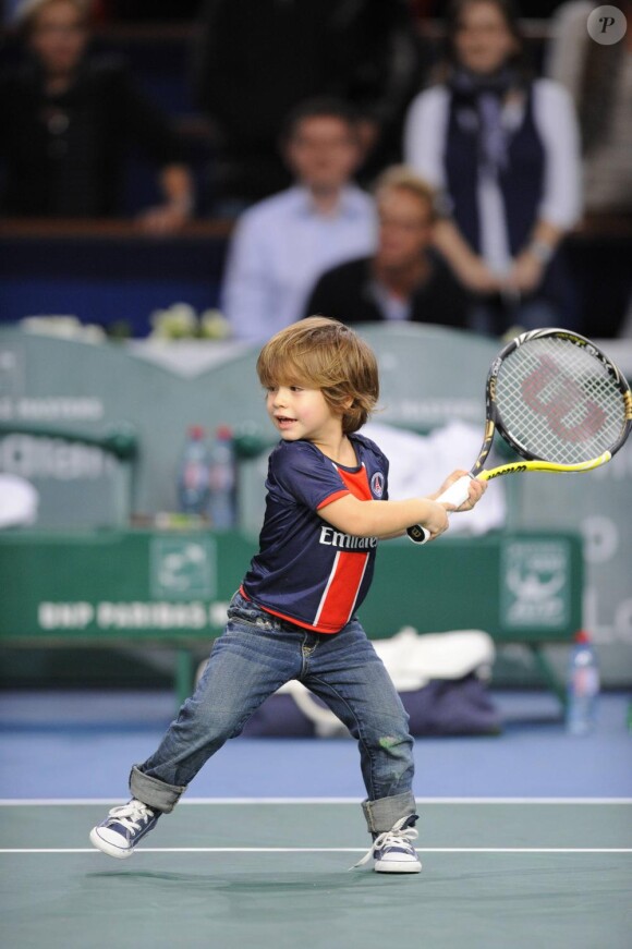 Michaël Llodra fête sa victoire contre Nikolai Davydenko en quart de finale du tournoi Paris-Bercy, en compagnie de son fils Téo, 3 ans, le 12novembre 2010