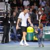 Michaël Llodra fête sa victoire contre Nikolai Davydenko en quart de finale du tournoi Paris-Bercy, en compagnie de son fils Téo, 3 ans, le 12novembre 2010