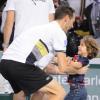 Michaël Llodra fête sa victoire contre Nikolai Davydenko en quart de finale du tournoi Paris-Bercy, en compagnie de son fils Téo, 3 ans, le 12novembre 2010