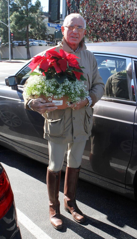 Frederic von Anhalt sort de chez le fleuriste. Il a acheté un bouquet pour sa femme Zsa Zsa Gabor. Los Angeles