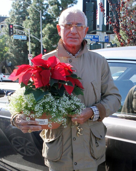 Frederic von Anhalt sort de chez le fleuriste. Il a acheté un bouquet pour sa femme Zsa Zsa Gabor. Los Angeles