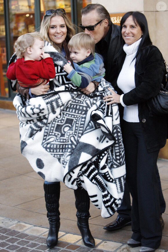 Brooke Mueller accompagnée de ses jumeaux Bob et Max et de ses parents rend visite au Père Noël dans un centre commercial à Los Angeles le 27 novembre 2010 