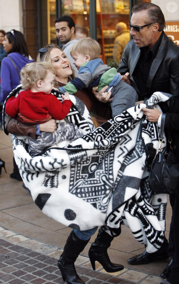 Brooke Mueller accompagnée de ses jumeaux Bob et Max et de ses parents rend visite au Père Noël dans un centre commercial à Los Angeles le 27 novembre 2010 