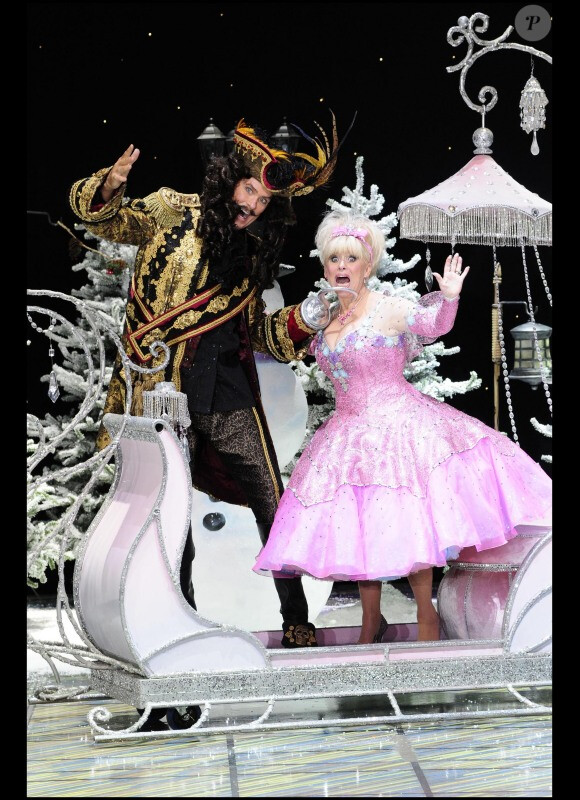 David Hasselhoff et Barbara Windsor lors du show annuel de Noël (pantomime) au théâtre Piccadilly à Londres le 27 novembre 2010