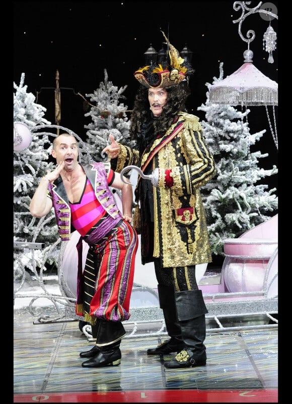 Louie Spence et David Hasselhoff lors du show annuel de Noël (pantomime) au théâtre Piccadilly à Londres le 27 novembre 2010