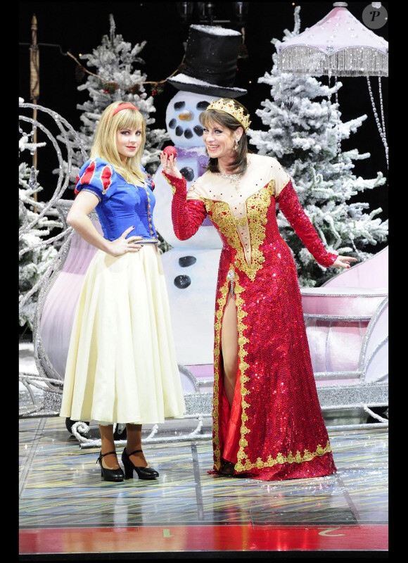Tina O'Brien et Dina Payne lors du show annuel de Noël (pantomime) au théâtre Piccadilly à Londres le 27 novembre 2010