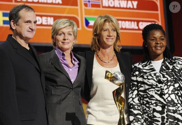 Adriana Karembeu procédait avec l'Allemande Steffi Jones, présidente du comité organisateur du Mondial 2011 féminin, au tirage au sort des poules, le 29 novembre 2010 à Francfort. Et elle a eu la main lourde pour les Bleues...
