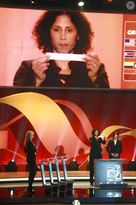 Adriana Karembeu procédait avec l'Allemande Steffi Jones, présidente du comité organisateur du Mondial 2011 féminin, au tirage au sort des poules, le 29 novembre 2010 à Francfort. Et elle a eu la main lourde pour les Bleues...