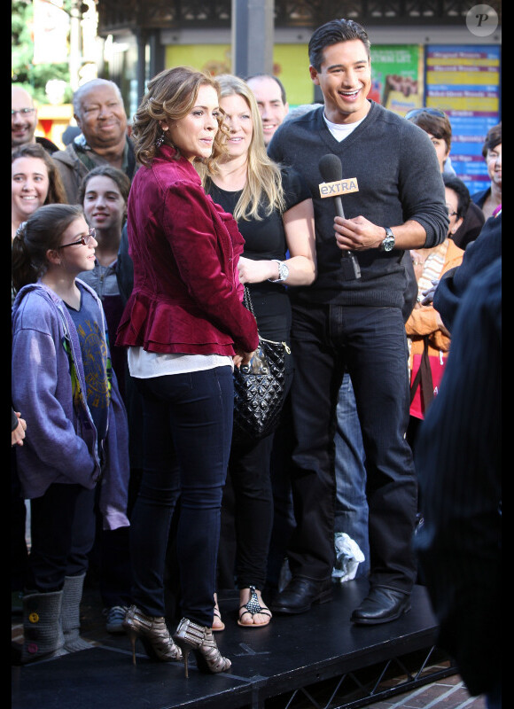 Alyssa Milano est l'invitée de l'émission Extra, diffusée sur CW, et animée par Mario Lopez.
