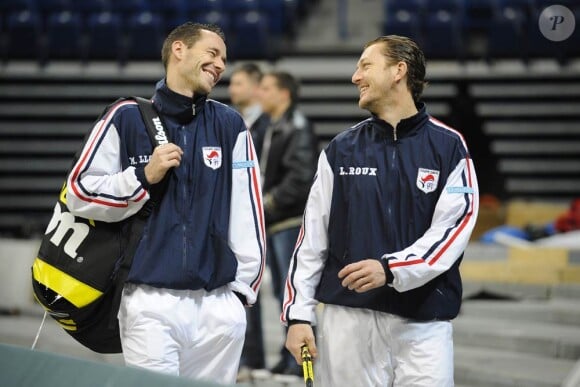 Les joueurs de l'équipe de France de Coupe Davis, Monfils, Simon, Llodra, Gasquet et Clément ont découvert le dur serbe en vue de la finale, qu'ils disputent à Belgrade le premier week-end de décembre 2010.