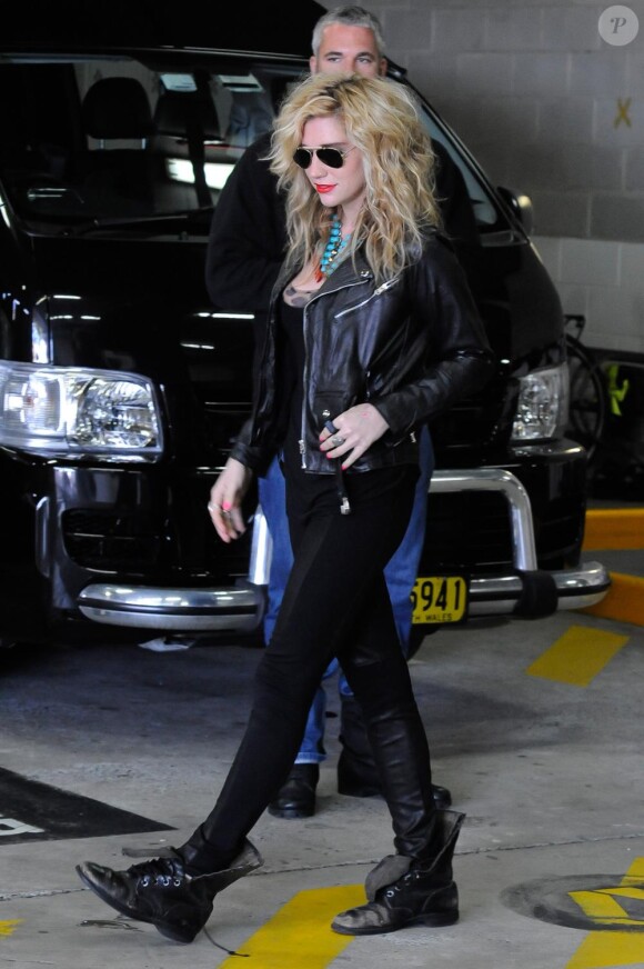 Kesha sort de la radio Nova, à Sydney, le 11 novembre 2010