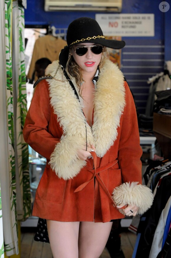 Kesha fait du shopping avec ses amis avant d'aller se baigner, à Sydney, le 16 novembre 2010