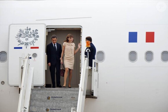 Nicolas Sarkozy et Carla Bruni-Sarkozy ont atterri samedi 4 décembre 2010 à Bangalore avec la délégation française, première étape de leur visite officielle de quatre jours en Inde. Peu après, ils assistaient à une première conférence.