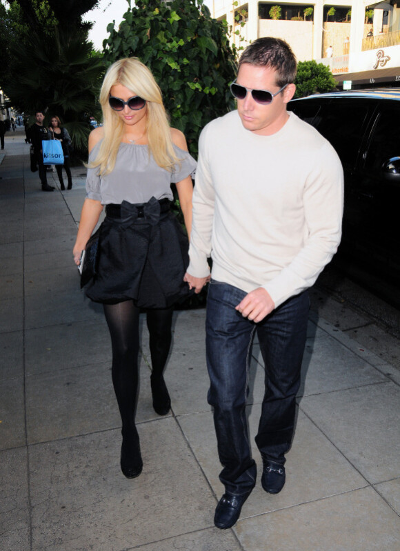 Paris Hilton sort au restaurant Ivy, à Los Angeles, en compagnie de son petit ami Cy Waits, jeudi 2 décembre.