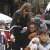 Angelina Jolie à New York avec ses enfants Shiloh, Zahara, Pax et Maddox - décembre 2010